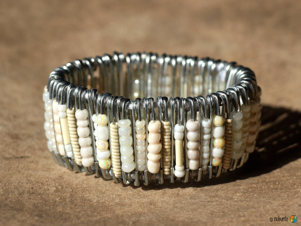 Armband SAFETY PINS beige