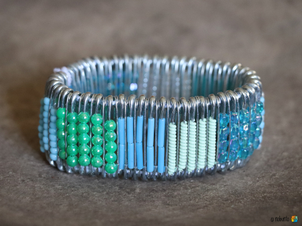 Armband SAFETY PINS hellblau-türkis