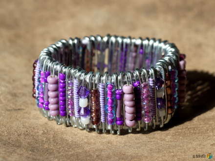 Armband SAFETY PINS violett