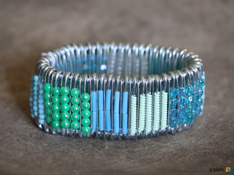 Armband SAFETY PINS hellblau-türkis